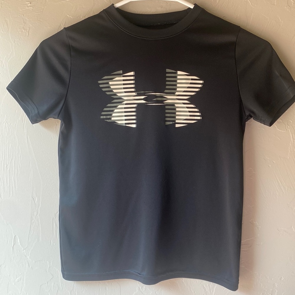 Boys youth medium under armour tee